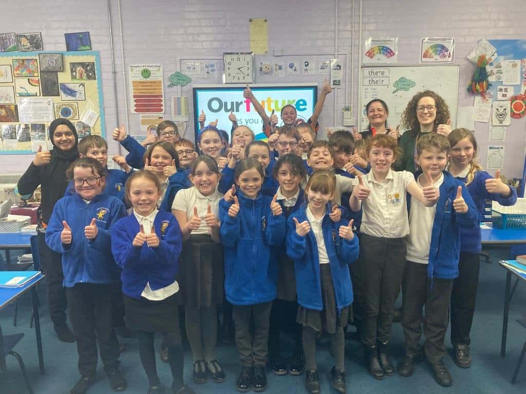 Former international rugby player visits Derbyshire primary school to